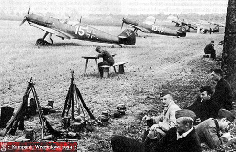 Me 109 E-1 gotowe do walki w Polsce na polowym lotnisku we wrzeniu 1939 roku. 