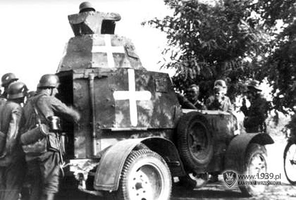 Samochd opancerzony wz. 34 - przejty przez Niemcw egzemplarz z tymczasowo namalowanymi biaymi krzyami - znakiem rozpoznawczym niemieckich pojazdw w 1939 roku. 